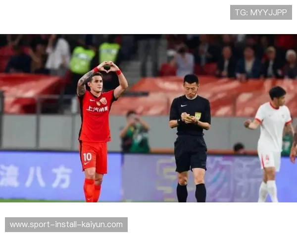 上海海港球迷打出巨型TIFO欢迎武磊回归